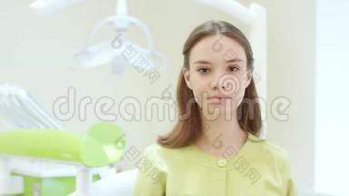 快乐牙医在牙科诊所敷上防护面罩。 年轻医生